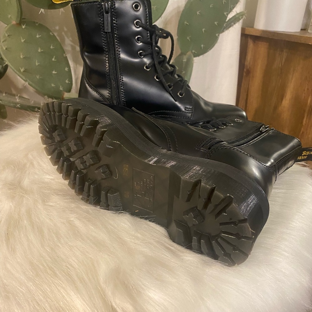 Dr.martens platform never worn ! Box got thrown away so couldn’t return
